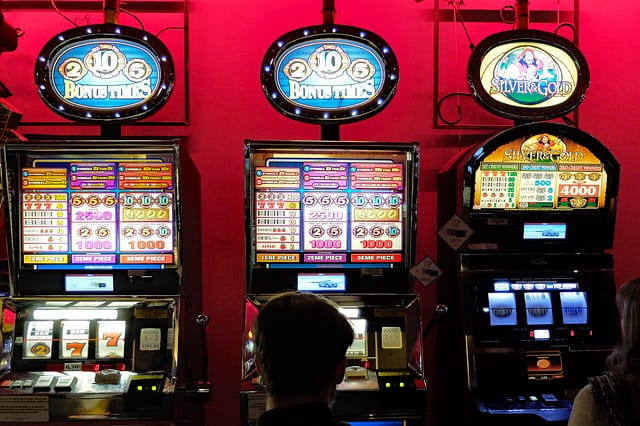 Mehrere Slot Maschinen in einem Casino.